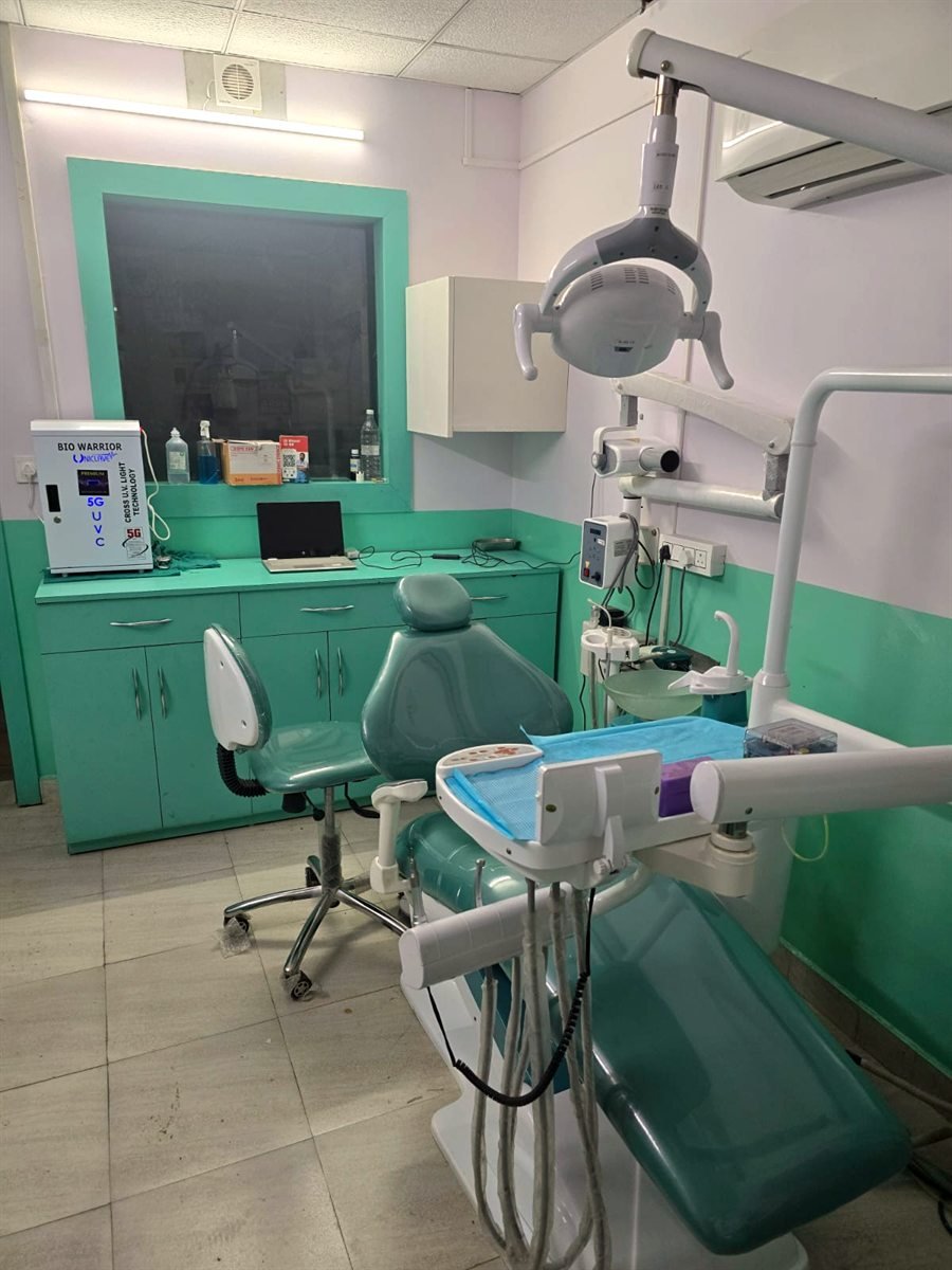 Dental chair with LED light, X-ray unit and UV-C sterilisation chamber